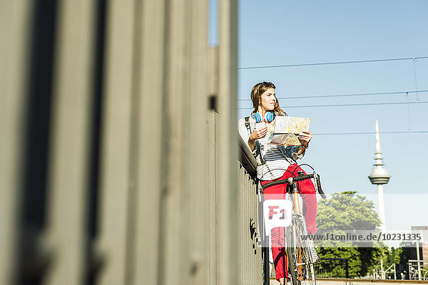 Junge Frau mit Fahrradkarte