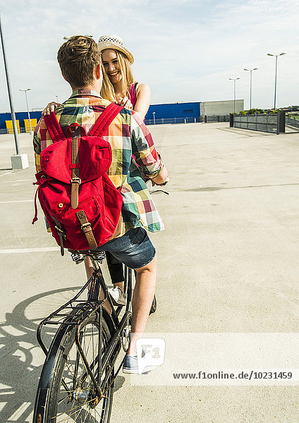 Glückliches junges Paar zusammen auf dem Fahrrad