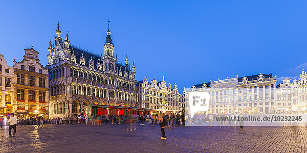 Belgien  Brüssel  Grand Place  Grote Markt  Maison du Roi am Abend
