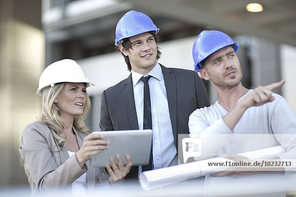 Architektenteam trifft sich auf der Baustelle