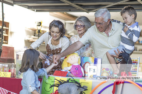 Drei Generationen Familie mit einem Garagenverkauf