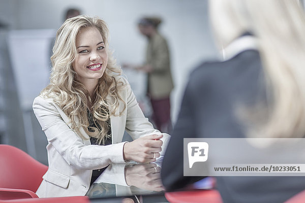 Porträt einer lächelnden blonden Geschäftsfrau