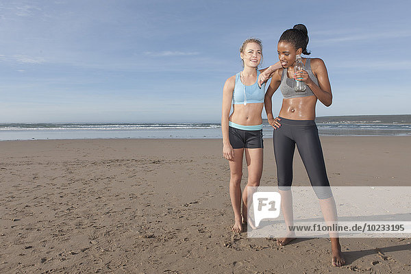 Südafrika  Kapstadt  zwei Jogger bei einer Pause am Strand