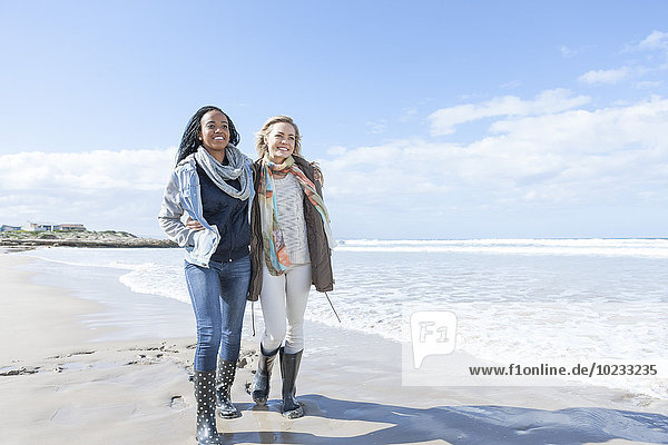 Südafrika  Kapstadt  zwei Freunde beim Spaziergang am Strand