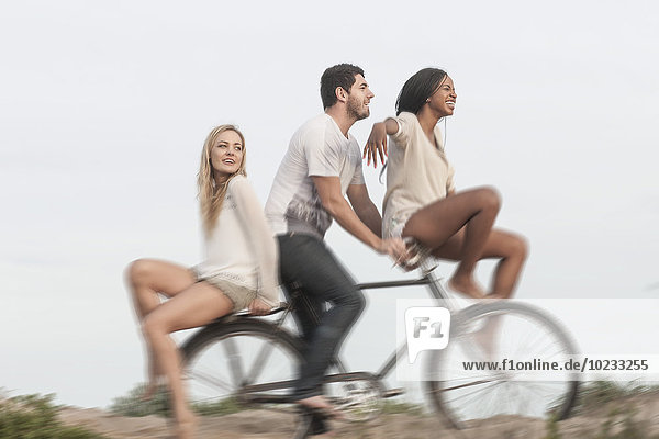 Drei Freunde zusammen auf dem Fahrrad