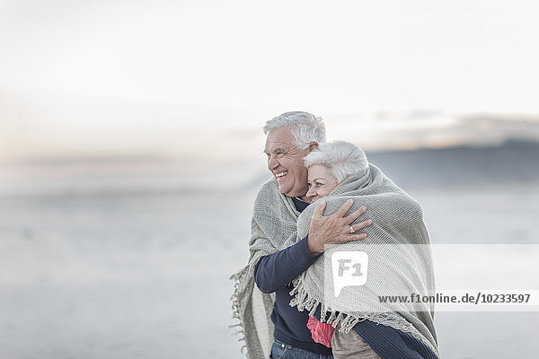 Südafrika  Kapstadt  glückliches Seniorenpaar am Strand