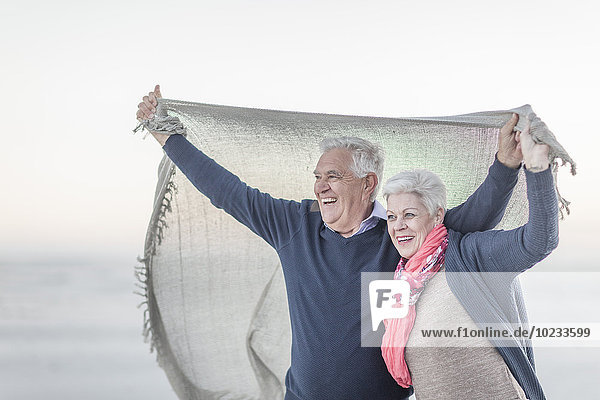 Südafrika  Kapstadt  glückliches Seniorenpaar am Strand