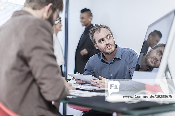 Kreative Geschäftskollegen bei einem Meeting im Büro