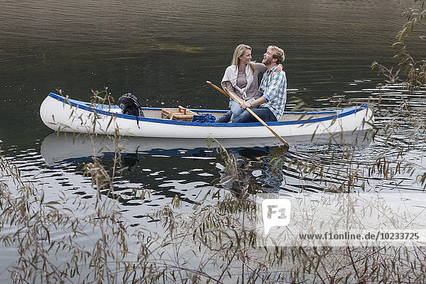 Junges Paar entspannt im Kanu auf dem See