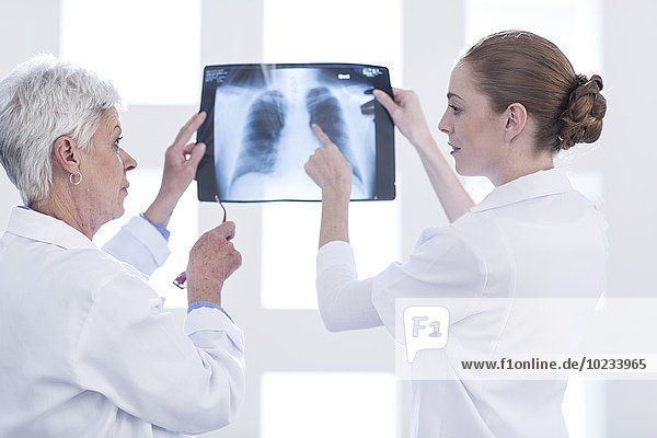 Zwei Ärzte diskutieren über Röntgenaufnahmen