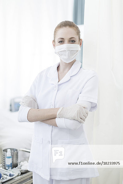 Porträt der Krankenschwester im Krankenhaus mit Maske