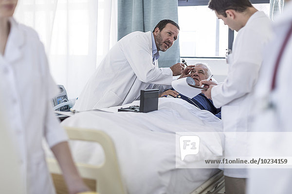 Ärzte bei der Untersuchung eines Patienten im Krankenhaus