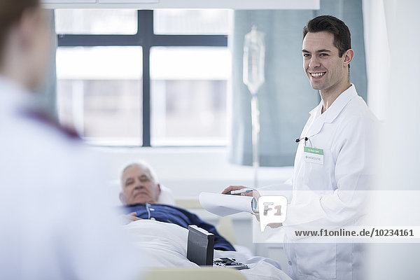 Porträt eines lächelnden Arztes im Krankenhauszimmer