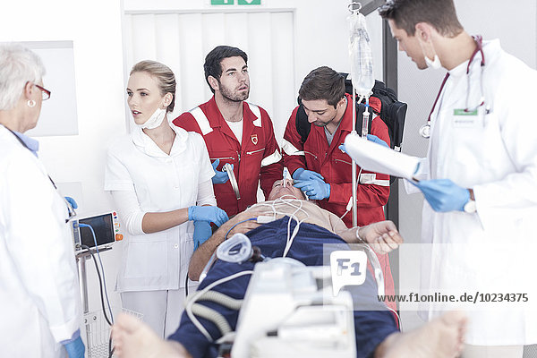 Krankenhauspersonal hilft Patienten in Notfällen