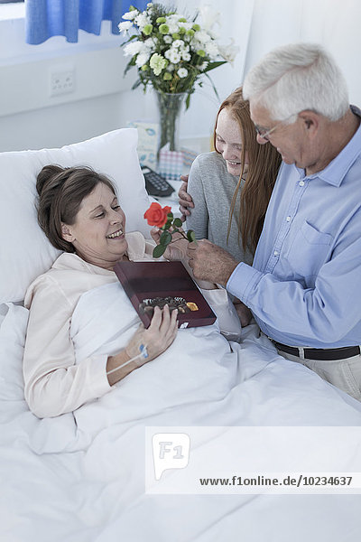 Ehemann und Enkelin besuchen reife Patientin im Krankenhaus