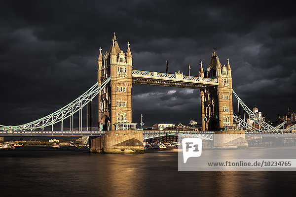 UK,  London,  Blick zur Tower Bridge bei Sonnenuntergang,  lange Belichtung