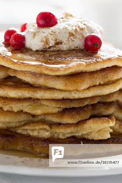 Pancakes mit Kokos-Zimt-Quark und roten Johannisbeeren (Close Up)