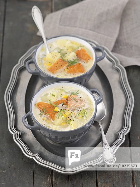 Fischsuppe mit heissgeräuchertem Lachs  Kartoffeln  Lauch und Mais