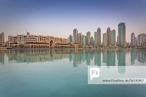 Vereinigte Arabische Emirate  Dubai  Burj Khalifa Lake und Souk Al Bahar am Abend