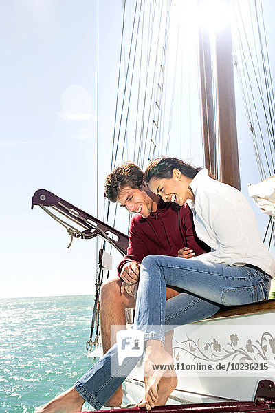 Glückliches junges Paar auf einem Segelschiff