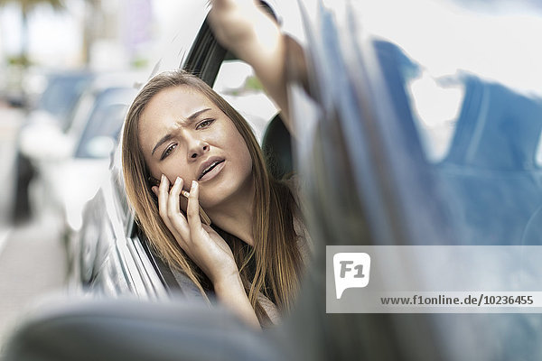 Frustrierter Teenager im Auto steckt im Stau