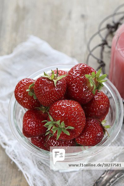 Frische Erdbeeren im Glas und selbstgemachte Erdbeermilch
