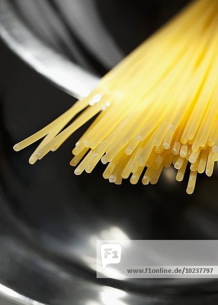 Spaghetti im Kochtopf (Close Up)