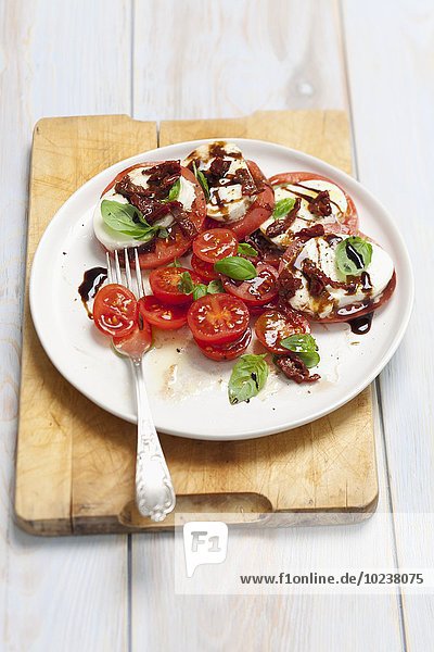 Insalata Caprese - Mozzarella  Tomaten  getrocknete Tomaten  Balsamicosauce