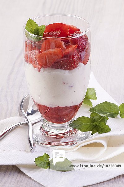Vanilledessert mit Erdbeeren
