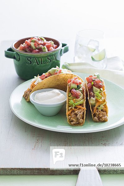 Hähnchen-Tacos mit Avocadosalsa