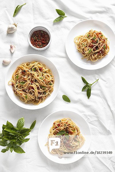 Spaghetti mit Tomatensauce und frischem Basilikum