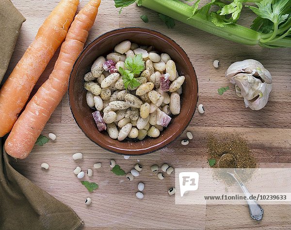 Zutaten für Bohnensuppe mit Speck  Sellerie  Karotten  Knoblauch und Gewürzen