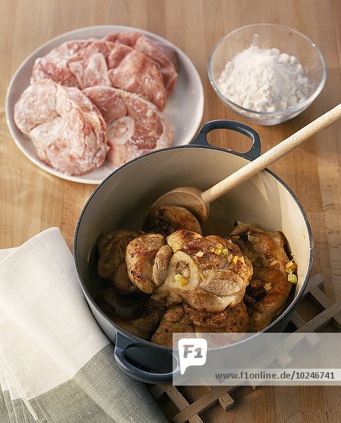 kochen Essgeschirr mit Mehl bestäuben Auflauf Fleisch