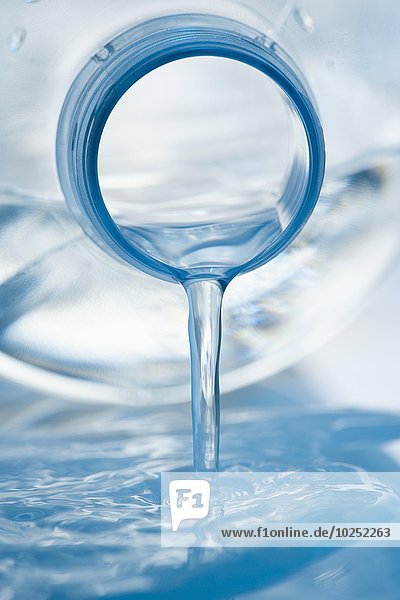 Wasser fliesst aus einer Flasche