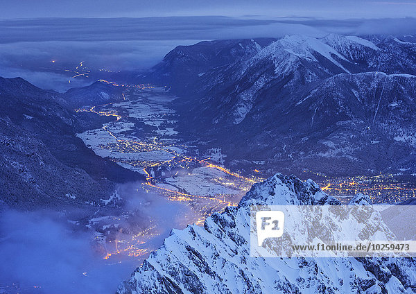 Blick von der Zugspitze auf Garmisch-Patenkirchen  BRD  Abendaufnahme