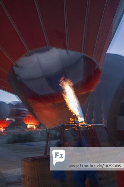 Männer beim Aufblasen des Heißluftballons