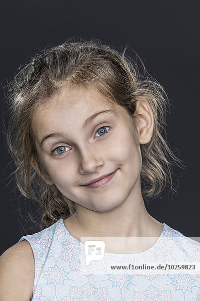 Porträt des glücklichen Mädchens über grauem Hintergrund