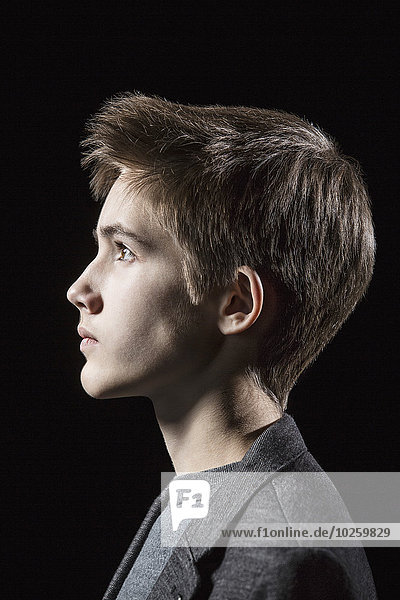 Profilaufnahme eines Teenagers über schwarzem Hintergrund