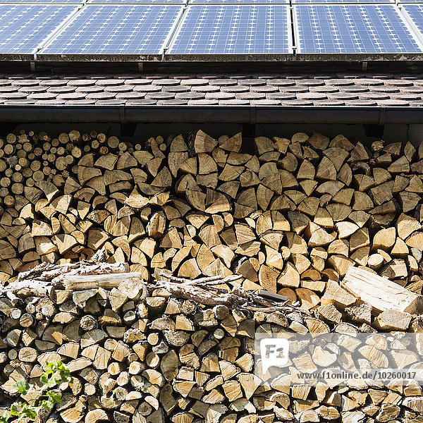 Sonnenkollektoren auf Holzstapel