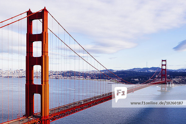 Golden Gate Bridge über die San Francisco Bay bei bewölktem Himmel