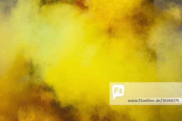 Gelbe Pulverlackierung während des Holi-Festivals