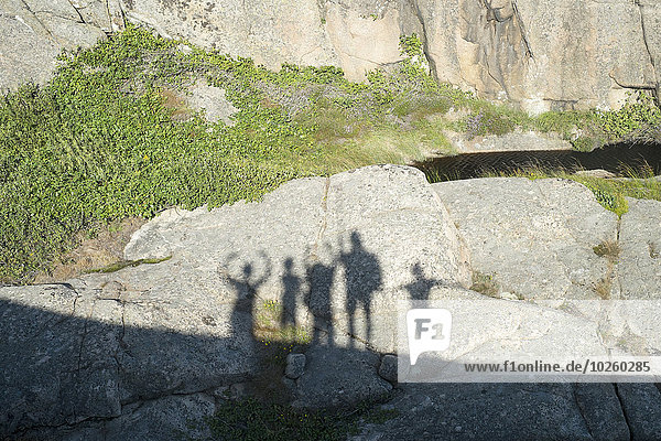 Schatten von Freunden auf dem Felsen
