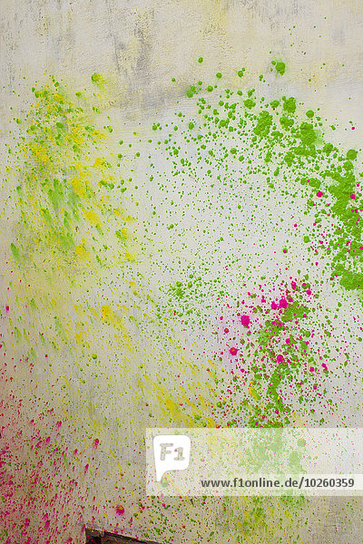 Pulverfarbe an der Wand während des Holi-Festivals