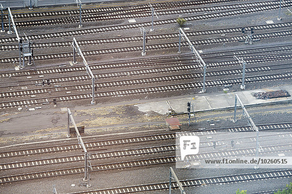 Hochwinkelansicht der Bahngleise