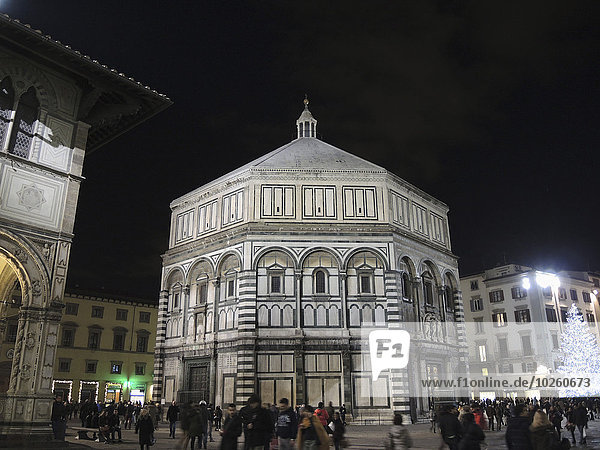 Touristen außerhalb von Florenz Baptisterium bei Nacht