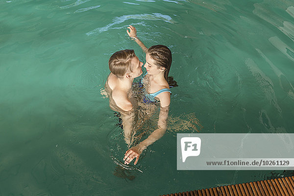 Hochwinkelansicht des leidenschaftlichen Paares im Schwimmbad
