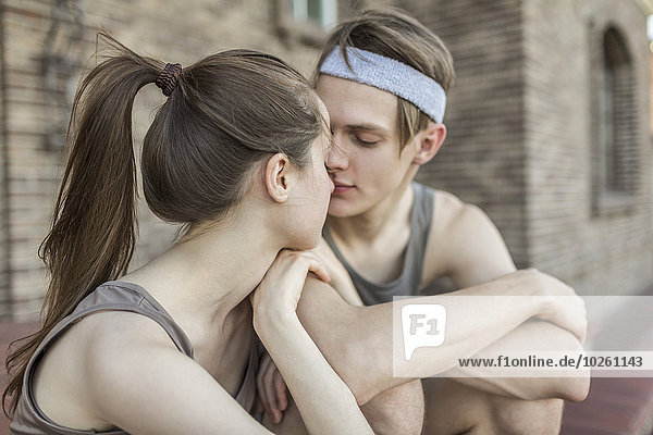 Liebende junge Paare  die sich im Freien küssen