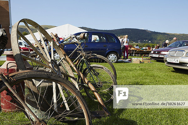 Fest festlich Retro Vielfalt Fahrrad Rad verkaufen Floh Markt Milch alt