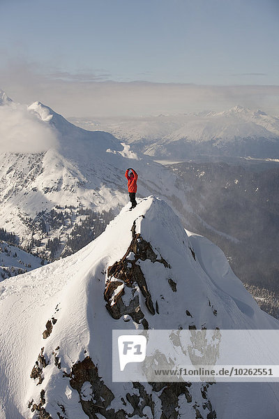stehend Berg Snowboardfahrer Berggipfel Gipfel Spitze Spitzen hoch oben aufrecht
