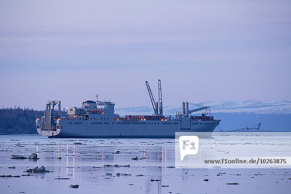 Vereinigte Staaten von Amerika USA hoch oben Hafen Reise Gezeiten Schiff Ladung Knik Alaska Anchorage Militär